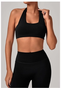 Dettaglio del reggiseno sportivo nero traspirante con collo all'americana e trama a coste