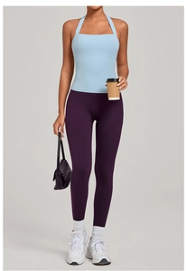 Détail du haut de yoga licou bleu clair associé à un legging violet à taille haute