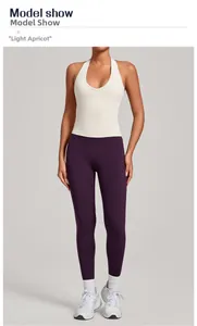 Modèle portant un gilet de yoga dos nu abricot clair et un legging moulant violet foncé