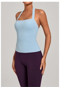Détail du débardeur de sport dos nu bleu clair et du legging de yoga violet taille haute