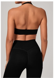 Vista posteriore del reggiseno yoga nero e leggings a vita alta a V con finitura opaca