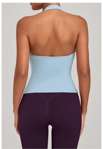 Détail du haut de yoga dos nu avec design croisé respirant pour sport et fitness