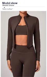 Détail de l'ensemble de yoga marron espresso avec veste à col montant et legging