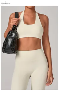 Dettaglio del set yoga con reggiseno all'americana e leggings color albicocca chiaro