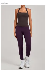 Détail du débardeur de yoga Deep Coffee et leggings violets sur un mannequin