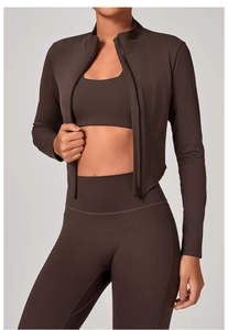 Détails de la veste de yoga marron avec zip et du legging en tissu extensible