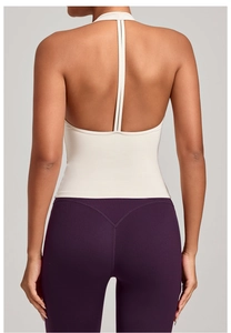 Détail arrière du legging de yoga en V avec effet push-up et brassière à dos croisé