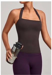 Détail du haut de yoga dos nu cintré et du legging de sport violet extensible