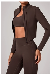 Détail de la veste de yoga marron foncé à manches longues avec col montant zippé