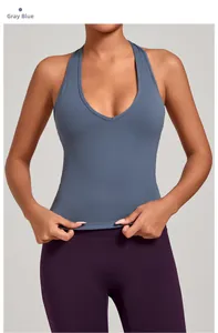 Gros plan du débardeur de sport bleu gris à col en V montrant la texture du tissu élastique