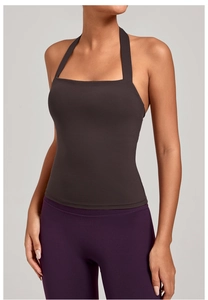 Vue détaillée du gilet de yoga marron foncé à col licou avec décolleté carré et tissu souple