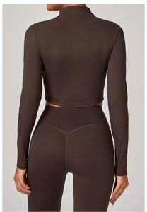 Vue arrière d'un ensemble de yoga marron avec legging à taille haute et couture en V
