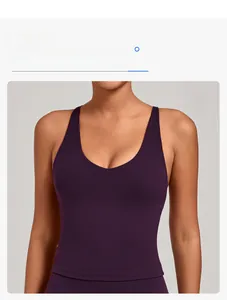 Gros plan sur un débardeur de yoga violet avec col en U et matière élastique moulante