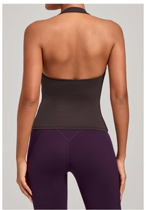 Vue arrière d'un haut de yoga dos nu et d'un legging avec couture en V à la taille