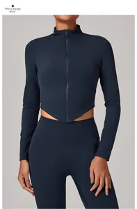 Détail de la veste de yoga bleu médaillon cintrée avec col montant et ourlet en forme de V