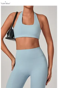 Dettaglio del set yoga con reggiseno sportivo allacciato al collo blu sereno