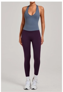 Vue détaillée du dos d'un débardeur de yoga à col en V et d'un legging pour fitness