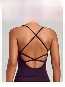 Détail des bretelles croisées du haut de yoga violet foncé montrant la coupe et la matière