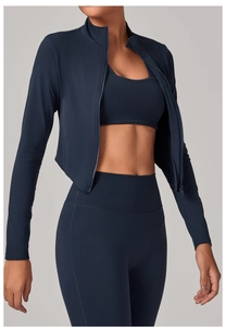 Vue détaillée d'un ensemble de yoga bleu foncé trois pièces avec veste zippée et legging