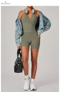 Λεπτομέρεια σετ γιόγκα Basil Green με χιαστί τοπ στην πλάτη και ποδηλατικό σορτς γυμναστικής