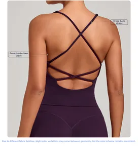 Détails des bretelles croisées et des coussinets amovibles du soutien-gorge de yoga