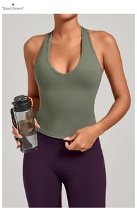Détail du débardeur de yoga vert basilic à col en V avec tissu à séchage rapide et fines bretelles