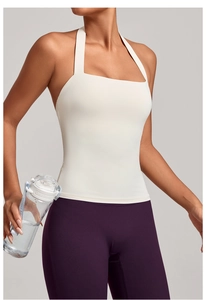 Détail du haut de yoga blanc à dos nu avec col carré et tissu élastique de haute qualité