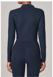 Vue arrière d'un ensemble de yoga bleu foncé avec couture en V détaillée à la taille
