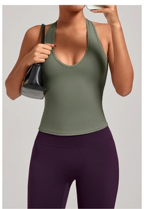 Détail du débardeur de yoga col en V vert sauge et legging violet avec sac à main