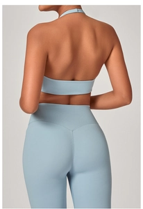 Dettaglio della parte posteriore del top yoga azzurro allacciato al collo e leggings