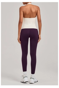 Vue arrière du débardeur de yoga licou crème et legging violet soulignant le design du dos