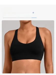 Detail van zwarte sportbeha met een U-vormige halslijn en elastische comfortstof
