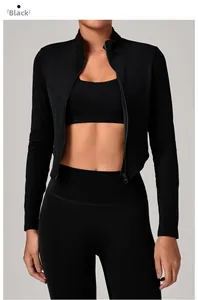 Détail de la veste de yoga noire à col montant et fermeture éclair coupe ajustée
