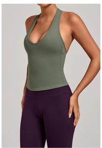 Détail du débardeur de yoga vert olive à dos nageur avec col en V et tissu extensible