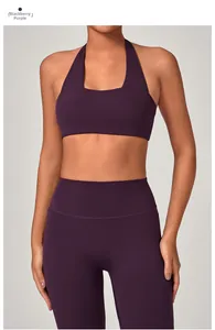 Dettaglio del set reggiseno sportivo all'americana e leggings yoga viola mora a vita alta