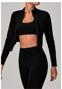 Vue détaillée de l'ensemble de sport trois pièces élastique avec veste zippée ajustée