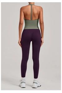 Vue arrière du débardeur de sport gris-vert et du pantalon de yoga violet en tissu respirant