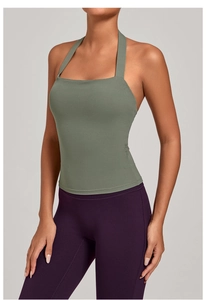 Vue détaillée de face d'un débardeur de yoga licou gris-vert avec une coupe ajustée