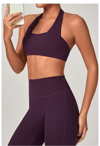 Dettaglio del set sportivo viola scuro con reggiseno all'americana e leggings