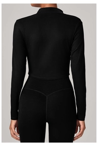 Vue arrière d'un ensemble de yoga noir serré avec haut à col montant et legging sculptant