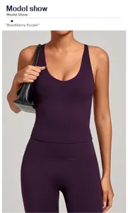 Détail du débardeur de yoga violet mûre à bretelles croisées et du legging taille haute assorti