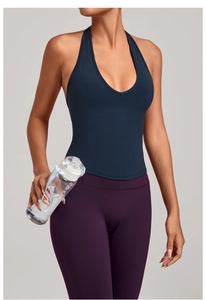 Détail du gilet de sport bleu marine à col en V et legging de yoga violet taille haute