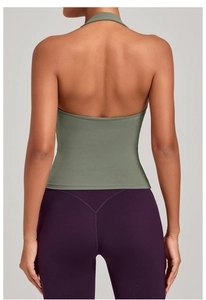 Détail du dos d'un débardeur de yoga licou vert foncé avec un design à dos ouvert