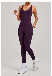 Détail des bretelles croisées sur le gilet de yoga violet foncé en tissu respirant