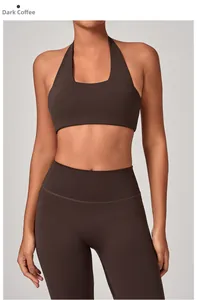 Dettaglio del reggiseno sportivo allacciato al collo e leggings yoga espresso