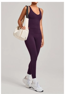 Détail rapproché d'un ensemble de yoga violet foncé avec un tissu technique élastique
