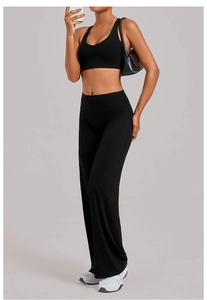 Detail van een zwarte yogaset met high-waisted flare broek en racerback sportbeha