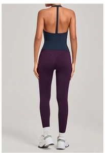 Détail du haut de sport dos nu bleu marine et du pantalon de yoga violet à taille haute