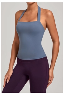 Texture détaillée du débardeur de yoga licou bleu brume en tissu à haute élasticité