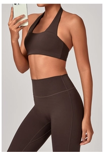 Dettaglio del reggiseno sportivo yoga marrone scuro con allacciatura al collo elasticizzata